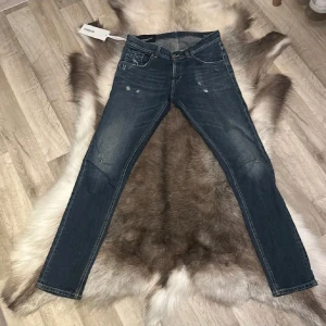 Dondup Jeans - Helt nya Dondup jeans med lapp kvar. Snygg blå färg med slitningar, kontakta om du har några funderingar 