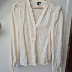 Vit v-ringad skjorta från Vero Moda - Säljer en stilren vit skjorta från Vero Moda i storlek XS. Det finns inga defekter eller fläckar och den är i helt nytt skick. 💕