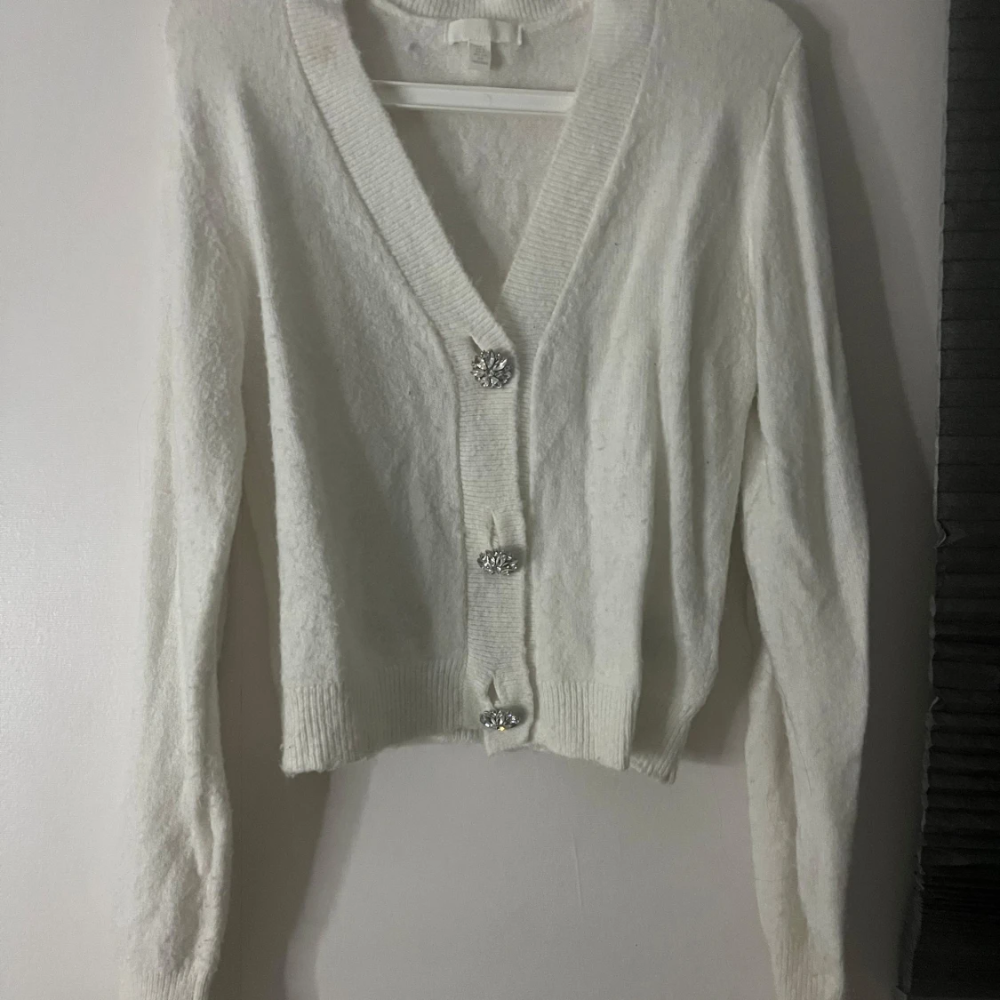 Vit kofta med glittriga knappar H&M