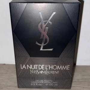 YSL La Nuit De L'Homme 100ml - Stilren och ikonisk parfym från YSL, La Nuit De L'Homme. Flaskan rymmer 100 ml och har en modern design som sticker ut. Perfekt för dig som vill ha en klassisk och trendig accessoar i din samling. Pris kan diskuteras vid snabb affär!!! Använt typ 5-10 sprut så nästan helt ny!