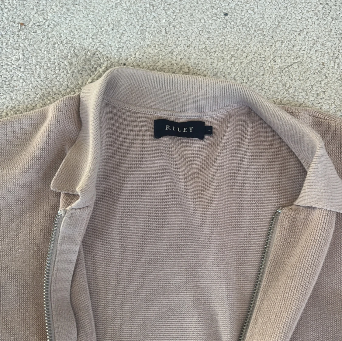 Beige kofta med dragkedja från Riley - 2