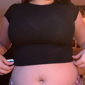 Svart croppad topp med kort ärm - Säljer en svart croppad topp med korta ärmar (jag har klippt av dom själv). Toppen har en enkel och stilren design med rund halsringning och är tillverkad i mjukt bomullsmaterial. Perfekt för dig som gillar en clean look och vill ha en topp som sitter snyggt och bekvämt.❣️skulle säga att den är strl xs.