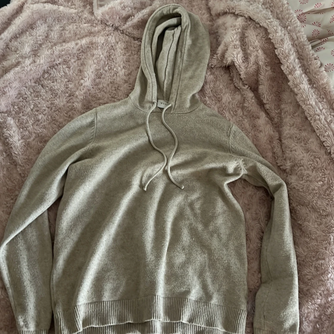 Beige stickad hoodie från VILA