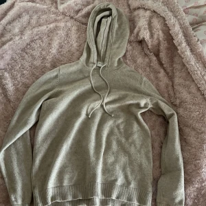 Beige stickad hoodie från VILA - Mysig beige stickad hoodie från VILA i storlek S. Tröjan har huva med snörning, ribbade muddar och är långärmad. Super fin💕