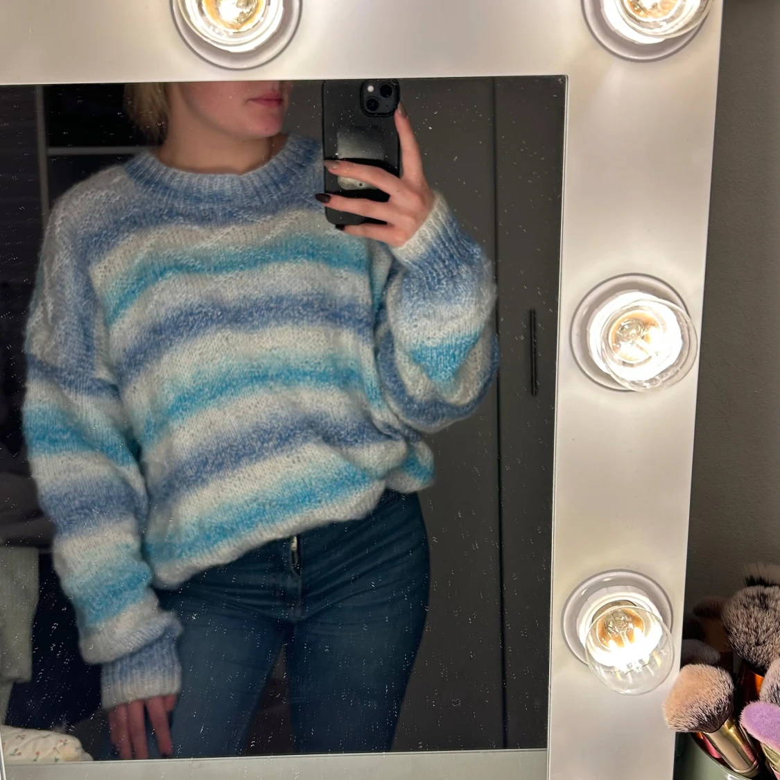 Randig stickad tröja i blått och vitt