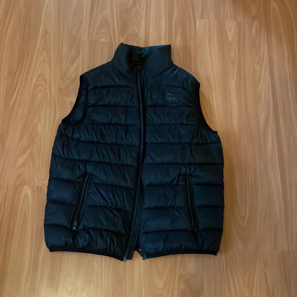 Två västar en mörkblå från strova och en svart från kappahl. En av dem 170kr styck / båda 299kr - 2