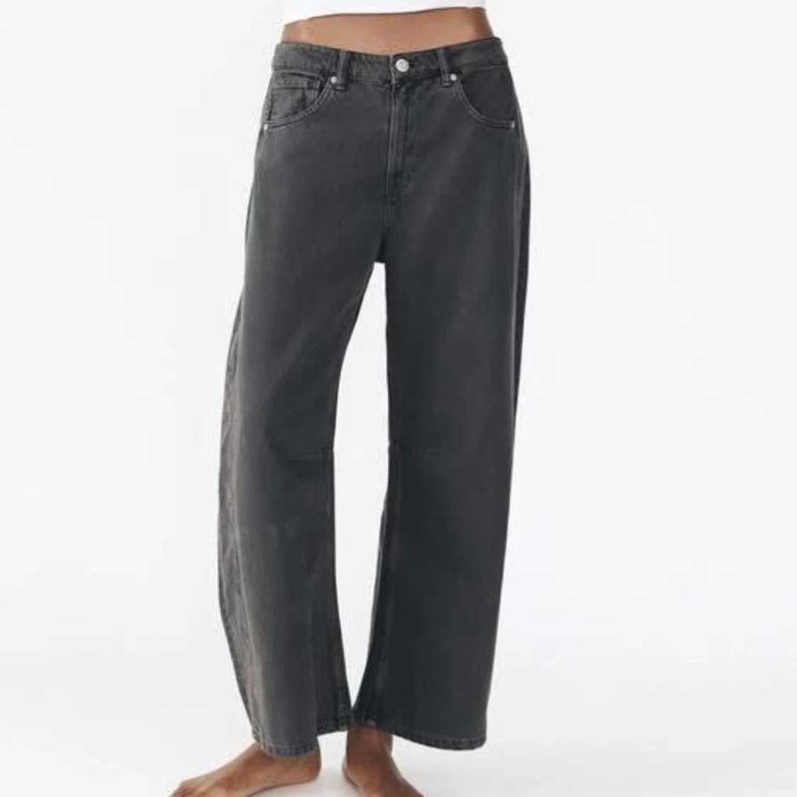 gråa barrel jeans från Zara 