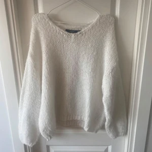stickad tröja - En snygg lös stickad tröja, i bra skick
