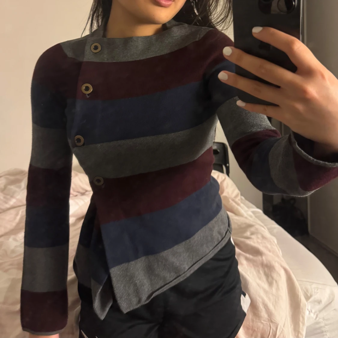 Randig kofta med knappar i blått och vinrött - 1