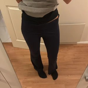 Mörkblå yoga pants - Säljer ett par mörkblå yogapants med låg midja och bootcut-snitt. Byxorna har en slät och stretchig känsla, vilket gör dem riktigt sköna och snygga. Jag är 174 och de är lite korta på mig