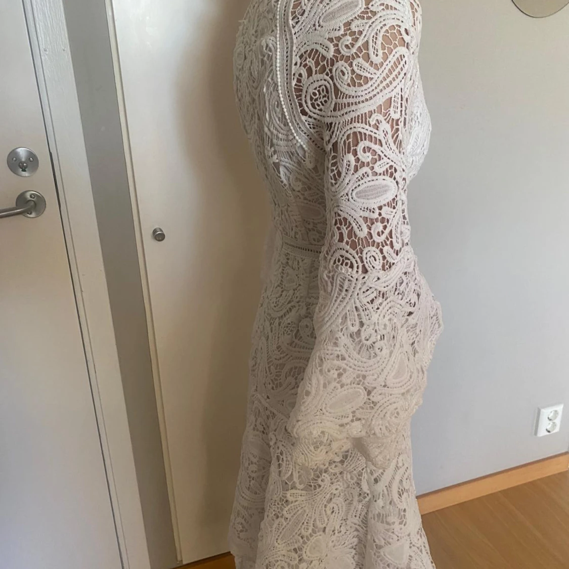 Vit spetsklänning med volangärmar - 2