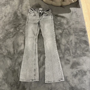 Grå bootcut jeans  - Snygga grå jeans med bootcut-modell 