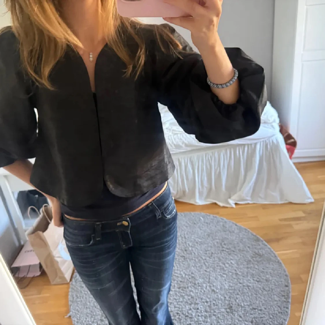 Svart silkesblus med puffärm