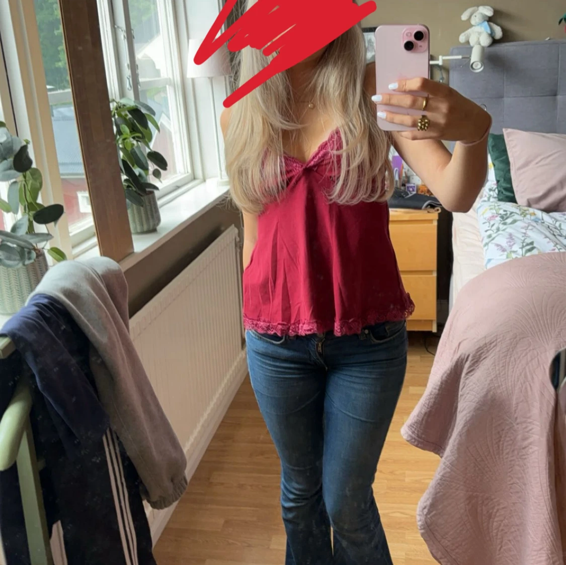 Vinröd linnetopp med spetsdetalj