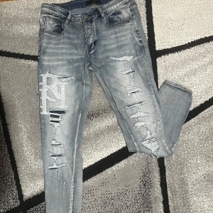 Slim fit jeans från Amiri - Storlek 32 eller (M) skickar samma dag paketet.