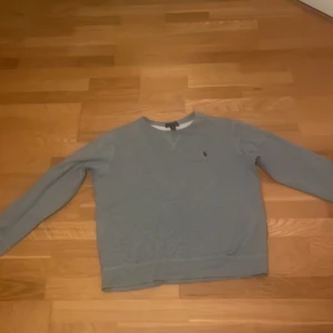 Grå Ralph Lauren sweatshirt  - Grå Ralph Lauren sweatshirt som passar S/M Använd ett fåtal gånger. Köpt för 1200