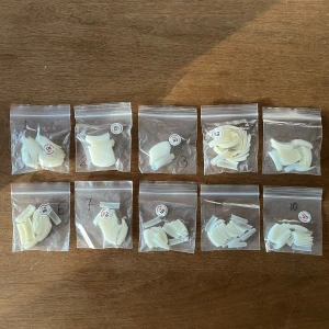 Nageltippar i olika storlekar - Säljer flera påsar med vita falska nageltippar från Original LMP, numrerade N1-N10. Varje påse innehåller 50 tippar i plast, perfekta för att bygga egna naglar eller göra nagelförlängning hemma. Tipparna har en klassisk form och är enkla att fila till önskad längd.