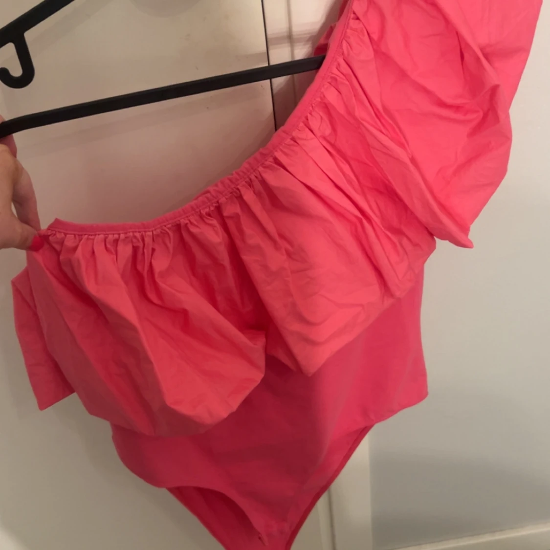 Rosa baddrÀkt med volang