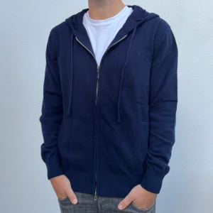 Kashmir/Merino Zip hoodie - En stilren mörkblå Kashmir/merino zip hoodie i storlek M! Modellen är 177cm lång, passar lite längre! Använd 1 gång, därför skick 10/10! Hör av dig vid frågor!🌟