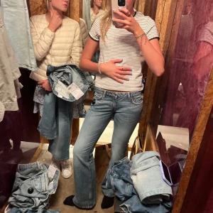 Weekday Nova Low Waist Slim Bootcut Leg Jeans - Säljer ett par jeans från weekday. Jeansen har fem fickor och är tillverkade i slitstarkt jeanstyg. Jag säljer dem nu för att de har tyvärr blivit för korta för mig som är 179 cm lång🥲