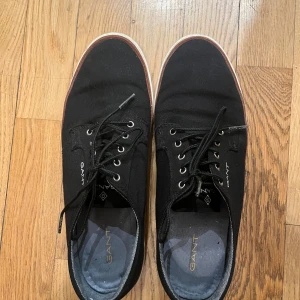 Marinblå Gant herrskor  - Mycket fint skick med en liten skavank på höger insida häl, storlek 44 herr