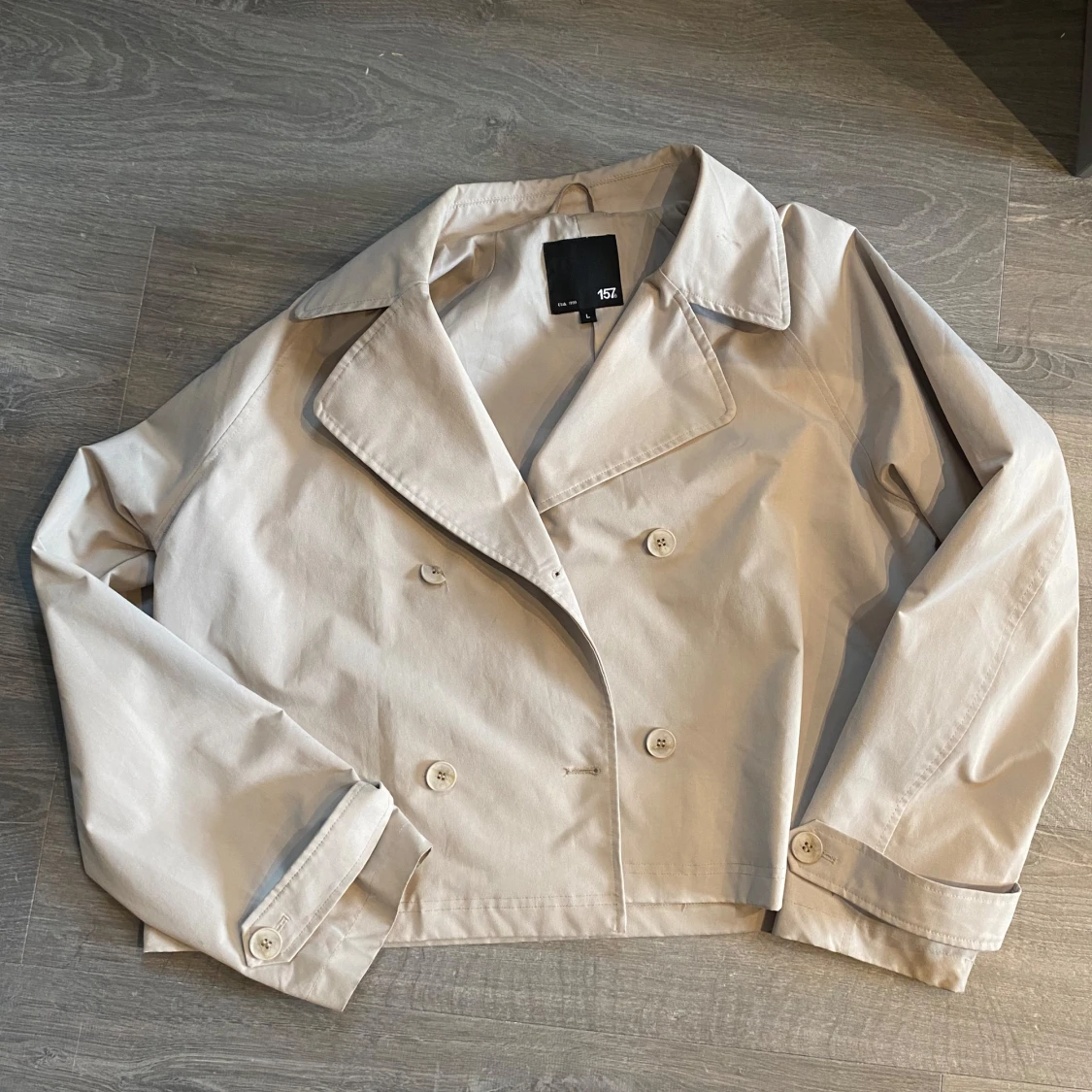 Beige croppad skepparkavaj från H&M