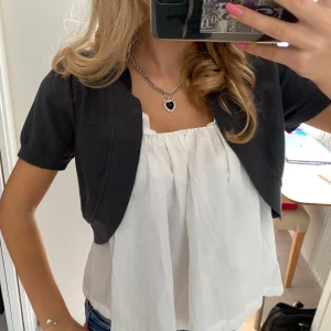 Bolero - Färgen är mer grön/grå i verkligheten 