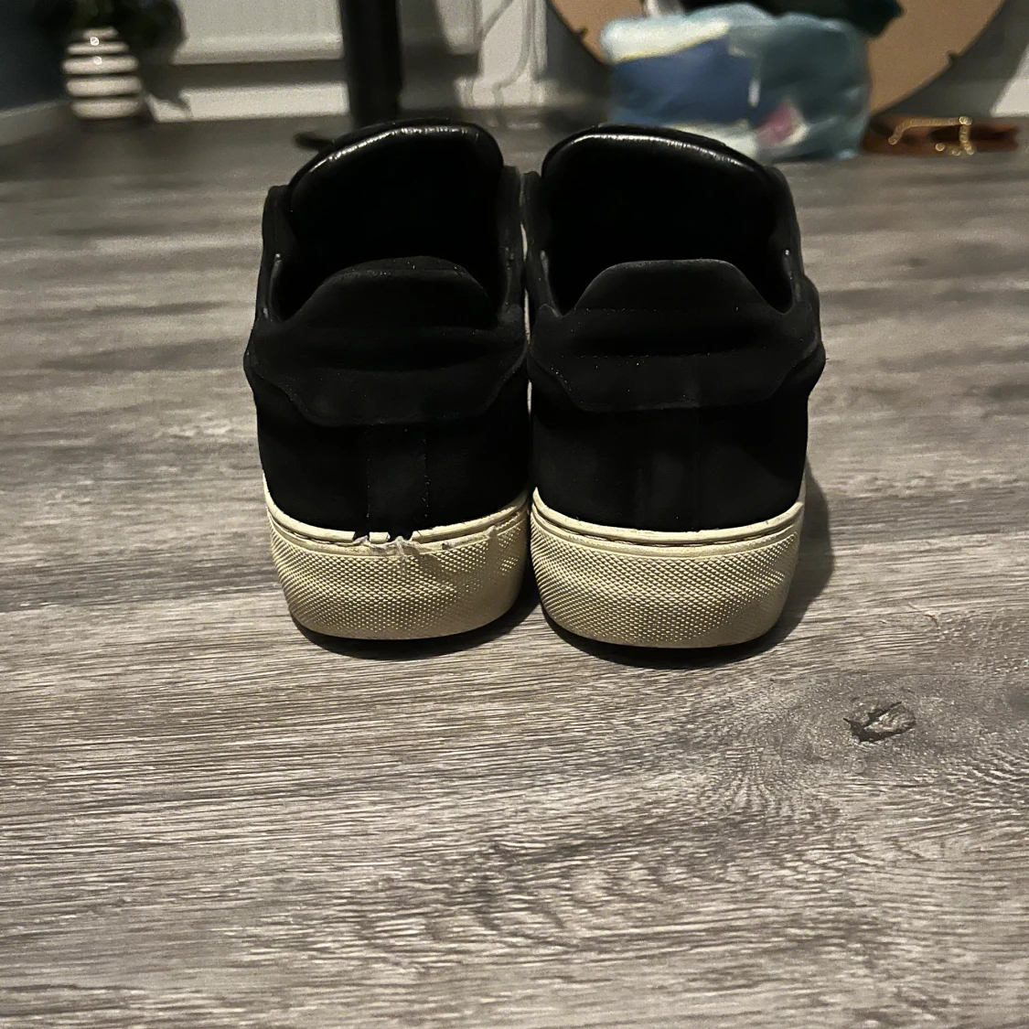 Svarta sneakers från ARIGATO i mocka - 1