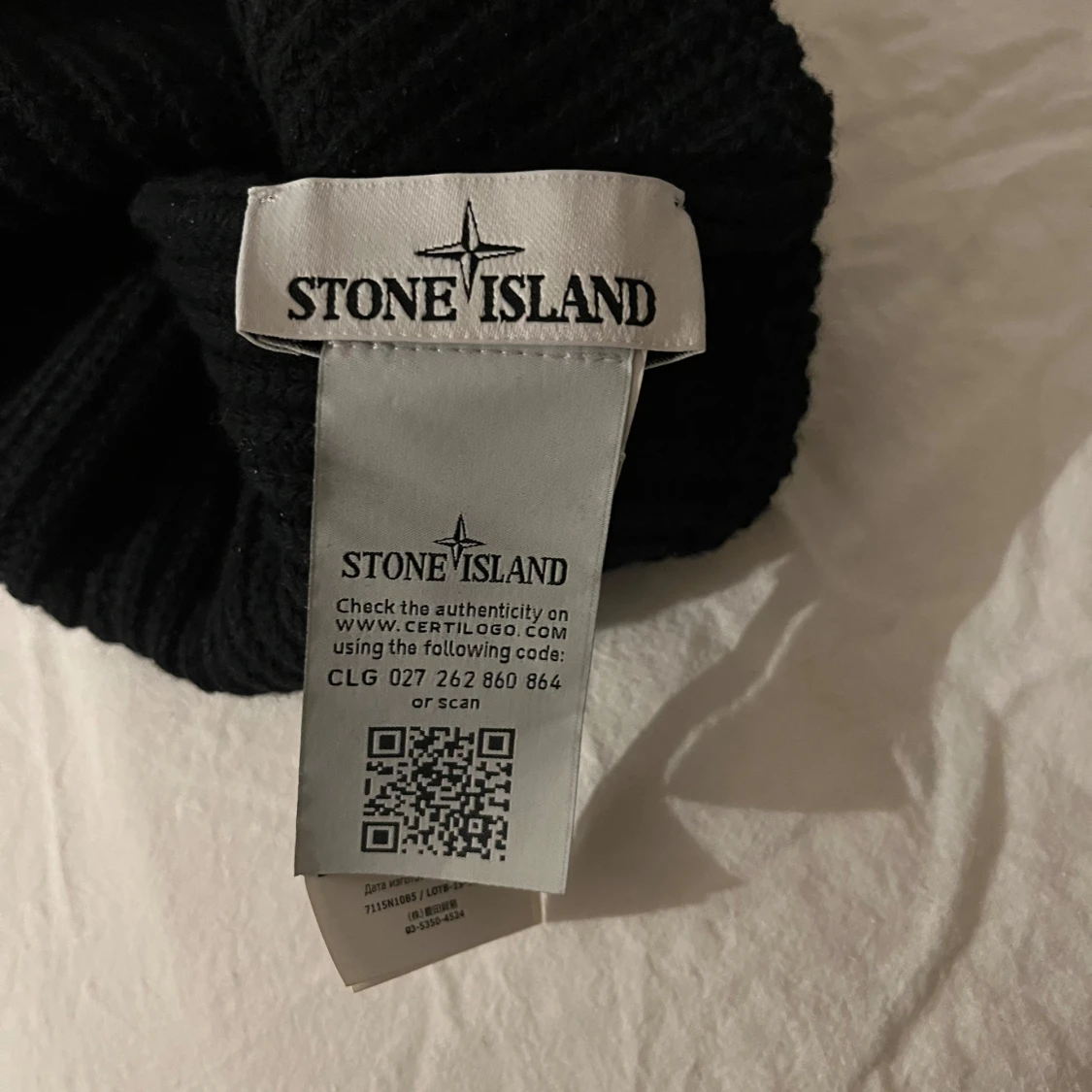 Svart ribbstickad mössa Stone Island - 1