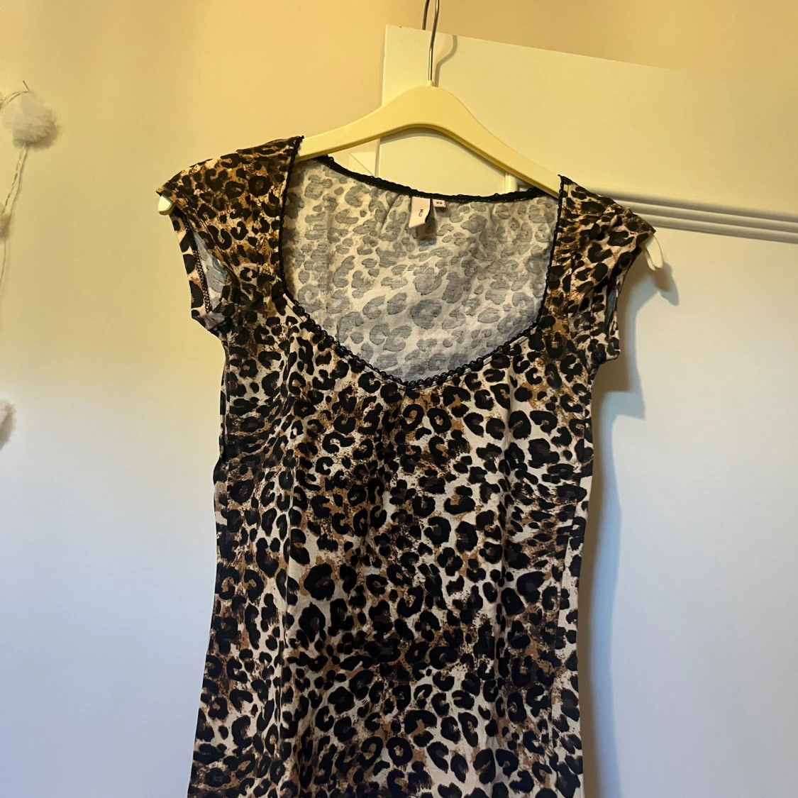 Leopardmönstrad kortklänning från Nelly