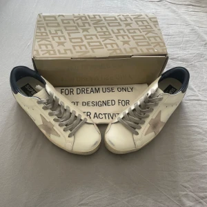 Golden Goose - Säljer ett par feta Golden Goose pågrund av att dom är köpta i fel storlek🔥            Annars är skorna väldigt feta och otroligt sköna🤝 Säljer för så billigt pris för kvittot är slängt eftersom mina föräldrar var säkra på att jag ville ha dom.              Skriv vid intresse eller frågor🔥