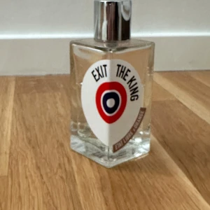 Exit The King Eau de Parfum - Exit The King från Etat Libre d'Orange. En unik parfym med modern design och tydlig attityd. Perfekt för dig som vill sticka ut och visa din personlighet. Utgångsdatum: 2028-03-13.