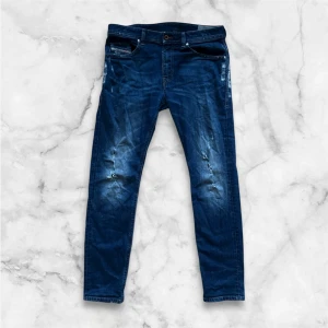 Diesel Jeans - Säljer dessa riktgt sköna Replay jeans med schyssta slitningar OBS! slitningarna syns in till benen//Skriv vid funderingar🤩
