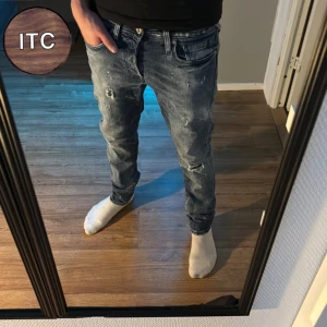 Jack & Jones Jeans - Säljer ett par blå jeans från Jack & Jones med slitna detaljer och snygg tvätt. Storleken är 29/32 och sitter som slim fit.