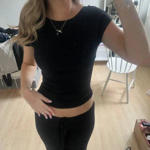 Svart topp - Svart topp med öppen rygg