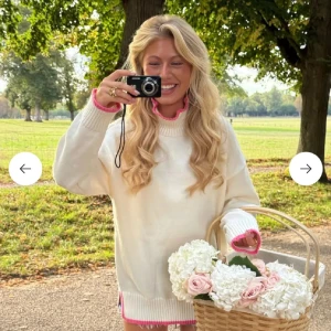 Vit/Rosa Filli Tröja MeetMeThere s/m - Superfin vit polotröja med ribbade muddar och snygga rosa kanter vid hals, ärmslut och nederkant. Oversized fit och mjukt stickat material som är perfekt för kyliga dagar. Enkel att styla med jeans eller kjol för en fräsch look.  ALDRIG ANVÄND💕💕SÄLJER DÅ DEN TYVÄRR EJ PASSADE