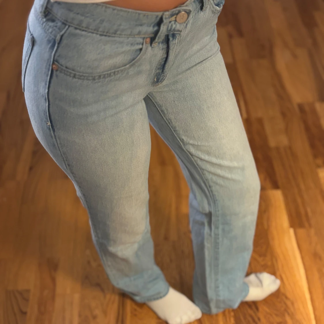 Ljusblå raka jeans med låg midja 