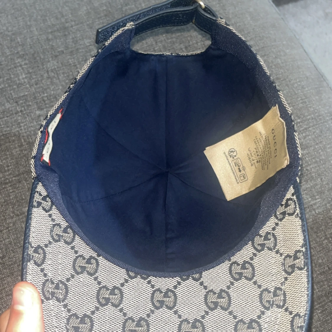 Gucci keps med GG-mönster och rödblå rand - 2