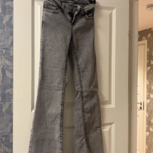 Grå bootcut jeans - Snygga grå jeans med bootcut-modell. Jeansen har låg midja och är från nelly 