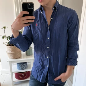 Ralph Lauren Linne skjorta mörkblå - Ralph Lauren Linne skjorta mörkblå, inga defekter! Modellen är 180,75 kg och bär storlek M slim fit. Kom med frågor 😊