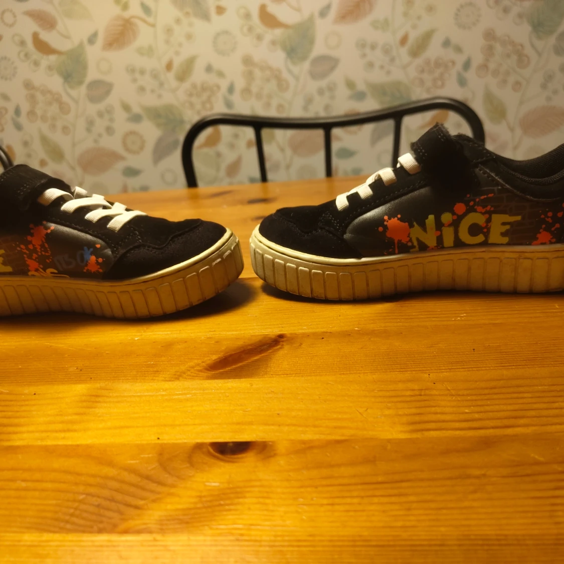 Svarta sneakers med graffiti-tryck - 1