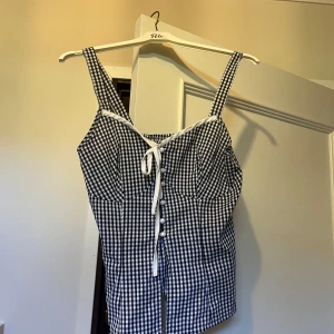 Rutig topp💞 - Jätte fin rutig topp från shein, liknande topp som den på zara! Knappt använd därmed ny skick🩵🖤