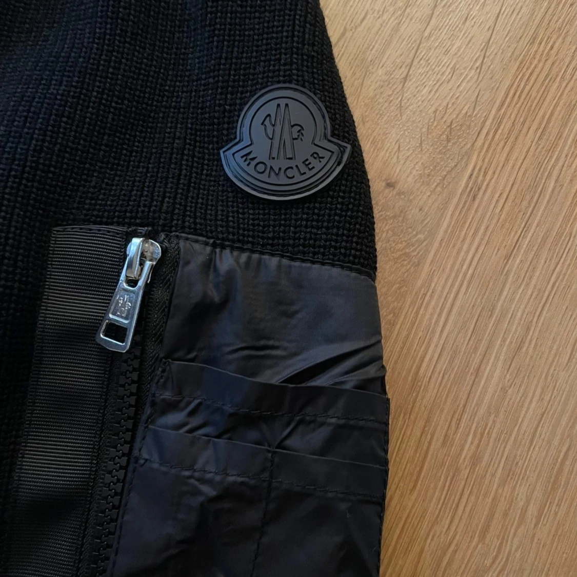 Svart Moncler pufferjacka med huva - 4