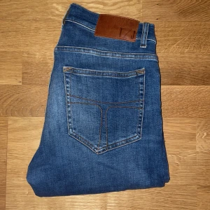 Blå Tiger of Sweden Jeans - Säljer ett par jeans från Tiger of Sweden 30/31 modell Evolve, jeansen har inget tecken på slitningar och är som helt nya. Hör av dig vid minsta fundering!