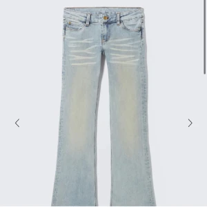 Bootcut jeans från Cheap Monday ljusblå - Ljusblå bootcut jeans från Cheap Monday med slitna detaljer framtill. Klassisk femficksmodell med låg midja och utställda ben. Storlek w29/34 fett snygga köp NUUUU!!!! ❤️❤️