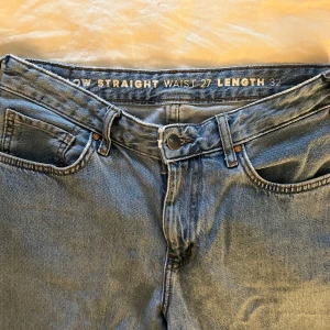 Low straight jeans  - Säljer dessa jättefina blå low straight jeansen från Bikbok i storlek W27 L32 som passar mig som vanligtvis har storlek S 💞 (sista bilderna är jeansen fast i en annan färg!) nypris 699kr