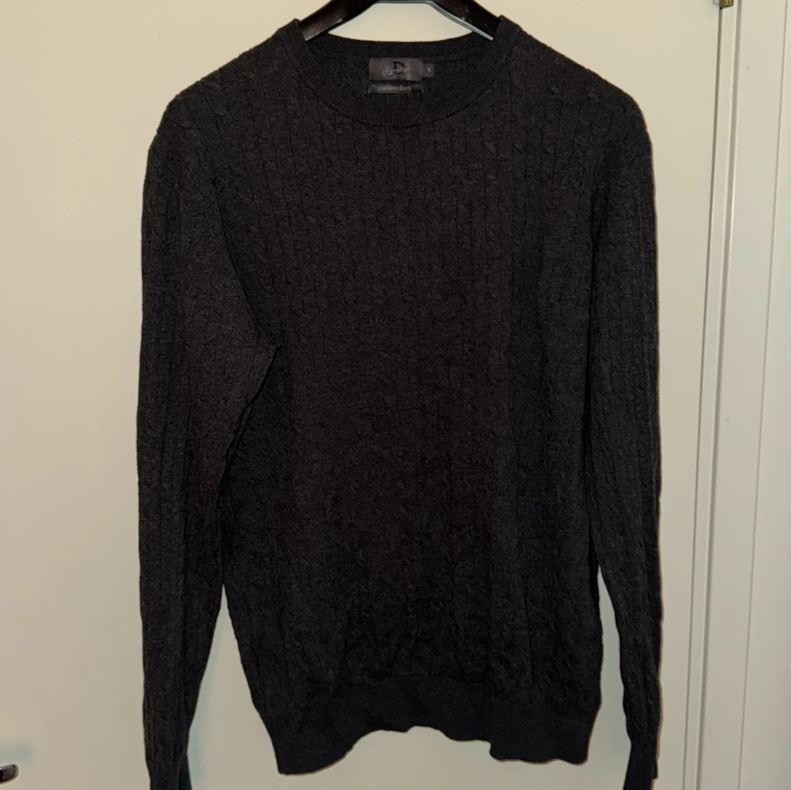 Mörkgrå kabelstickad tröja Signature