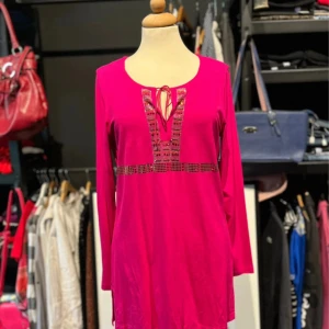 Rosa tunika från Privacy - Bekväm rosa tunika från Privacy med långa ärmar och coola paljett- och snörningsdetaljer vid halsen. Tunikan har slits på sidorna och är tillverkad i mjukt, stretchigt material som känns skönt mot huden.  🌸 Storlek: M/L 🌸 Skick: Mycket bra 🌸 Stretchigt material 🌸 Pris kan diskuteras!  💌Tveka inte att skriva vid frågor eller funderingar