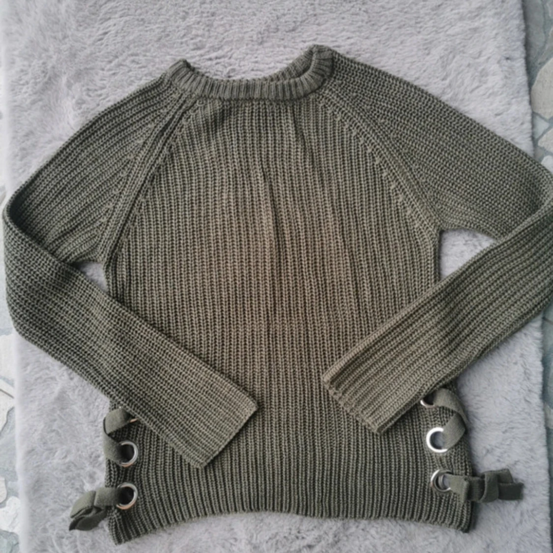 Olivgrön stickad tröja med snörning - 1