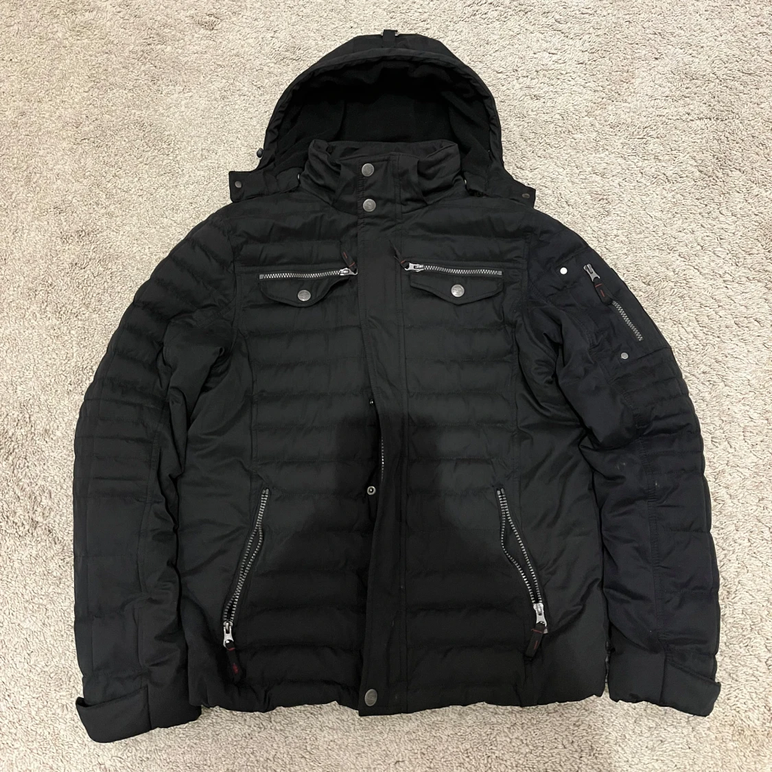 Svart quiltad jacka med huva